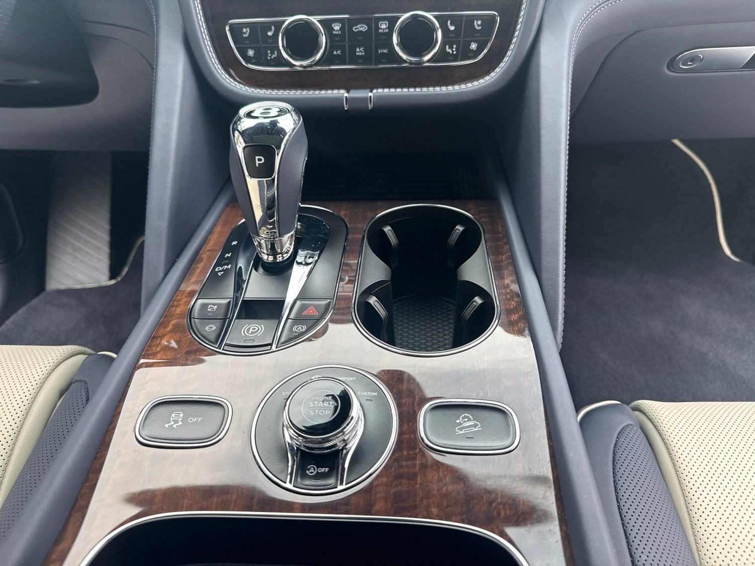 Used 2025 Bentley Bentayga AWD/4WD image 17