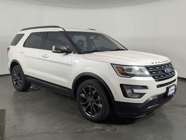 Used 2017 Ford Explorer XLT w/ Equipment Group 202A image 2