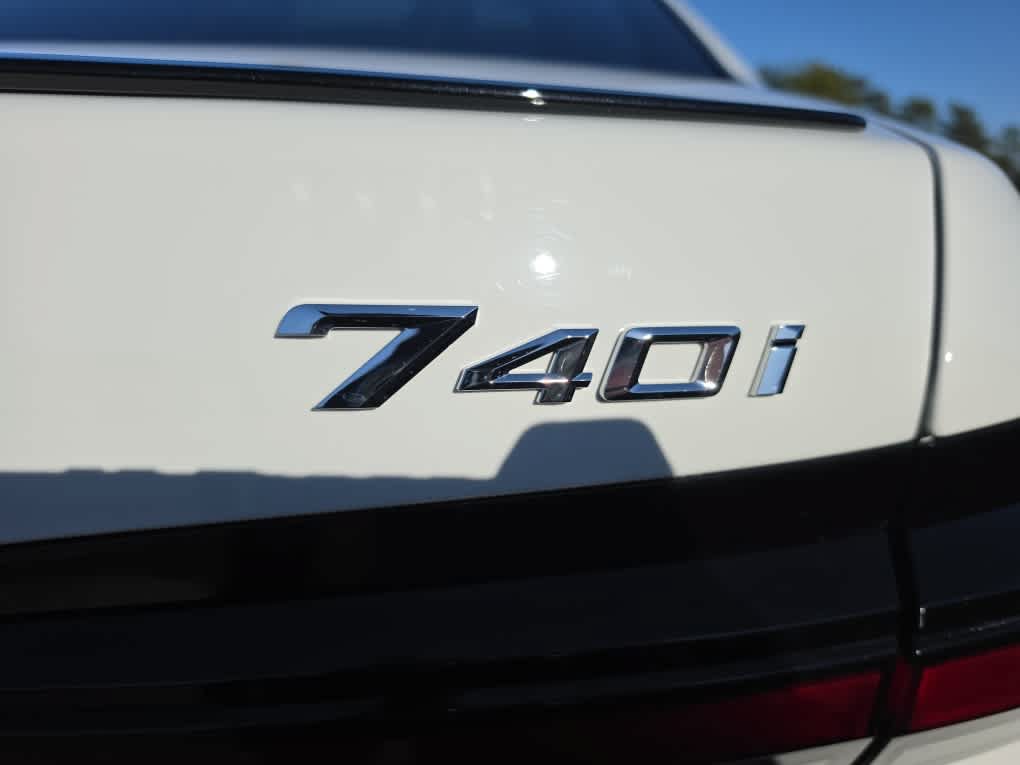 Used 2025 BMW 740i xDrive AWD/4WD image 8