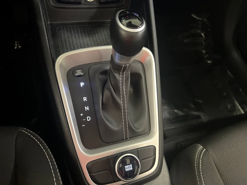Used 2024 Hyundai Venue SEL FWD image 25