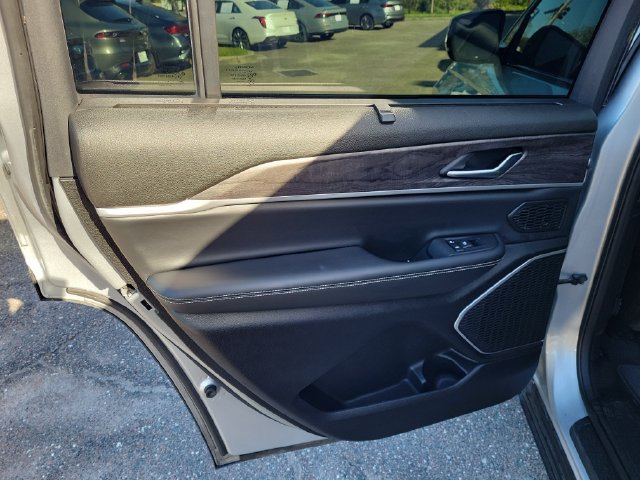 Used 2022 Jeep Grand Cherokee L Limited w/ Luxury Tech Group II AWD/4WD image 16