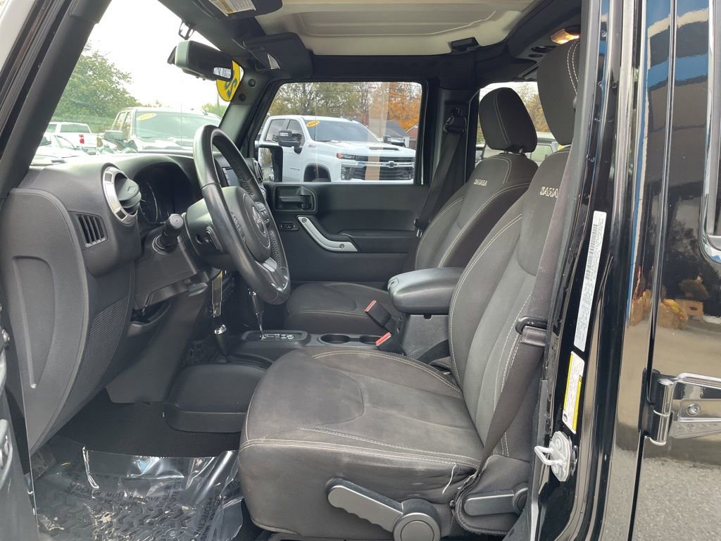 Used 2017 Jeep Wrangler Unlimited Sahara w/ Connectivity Group image 4
