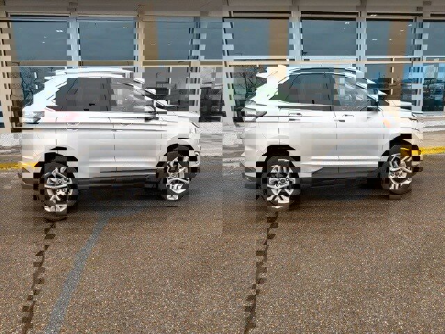 Used 2018 Ford Edge Titanium w/ Technology Package image 9