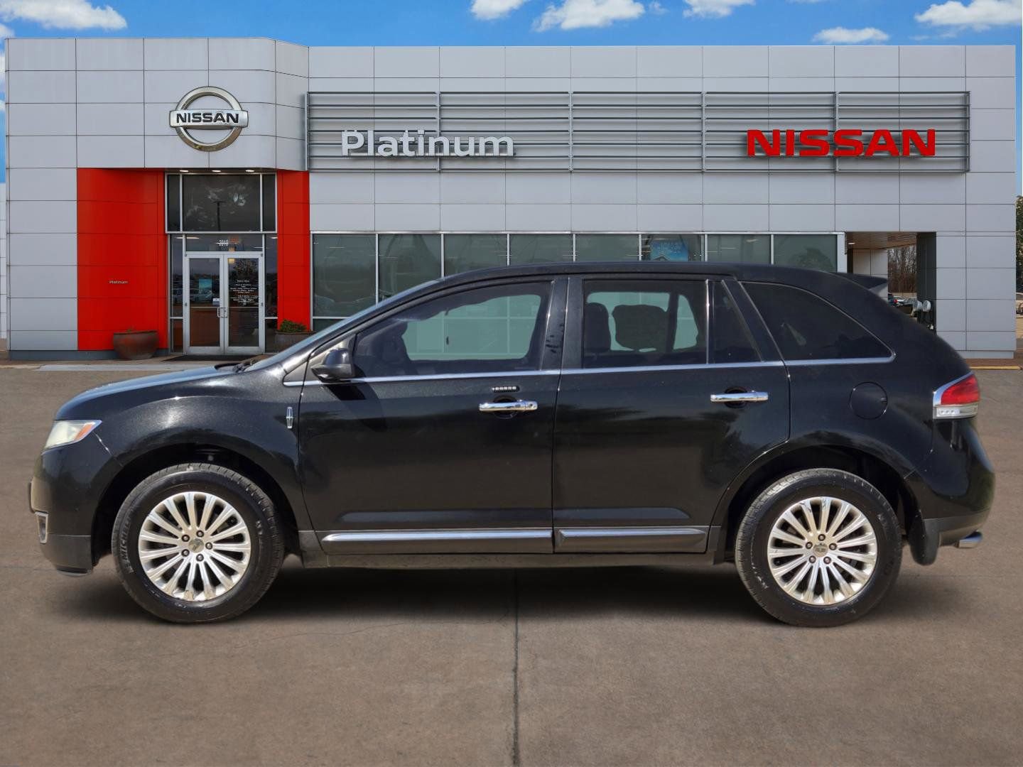 Used 2013 Lincoln MKX FWD image 3