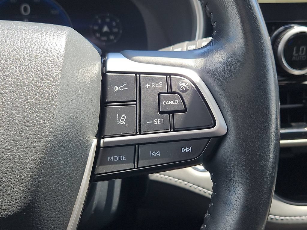 Used 2023 Toyota Highlander Limited AWD/4WD image 31