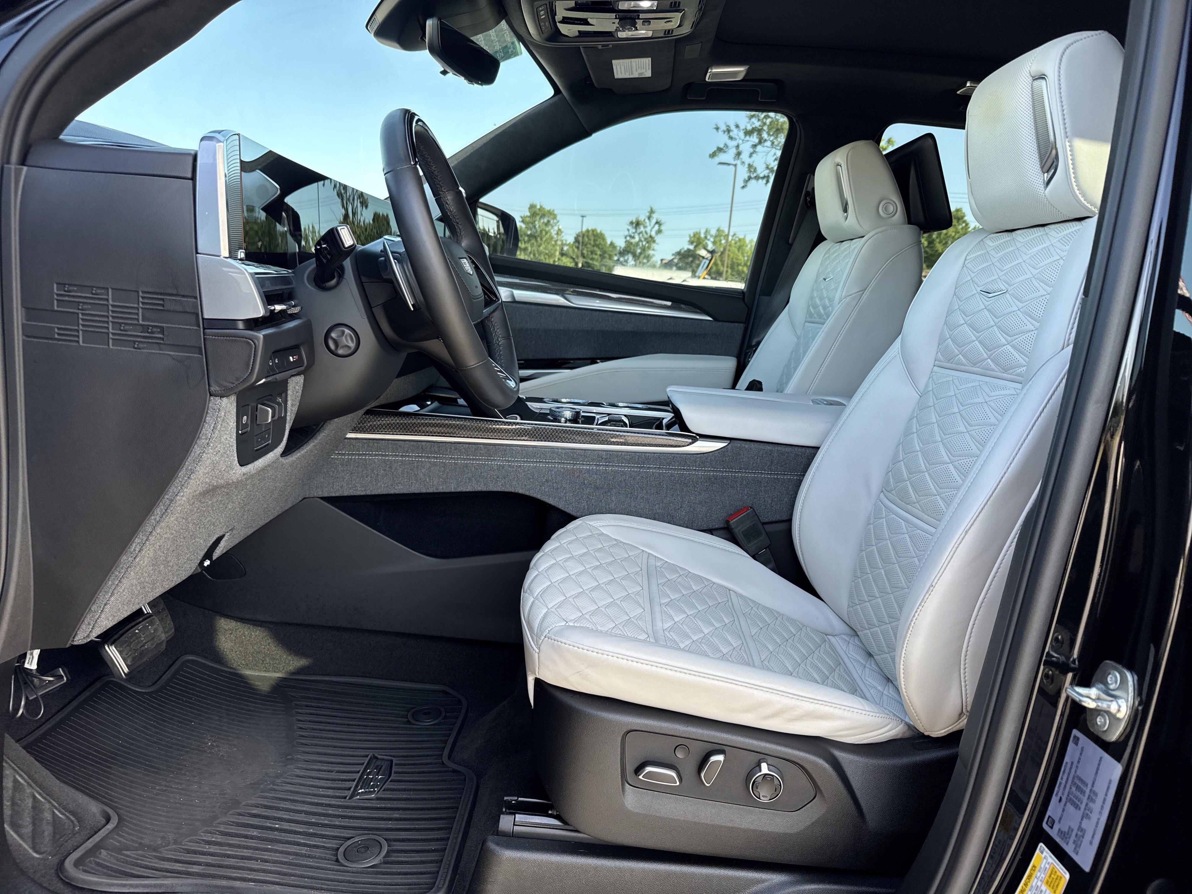 Used 2025 Cadillac Escalade V AWD/4WD image 16