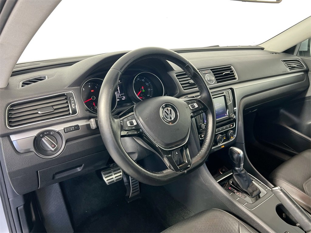 Used 2017 Volkswagen Passat 1.8T R-Line image 9