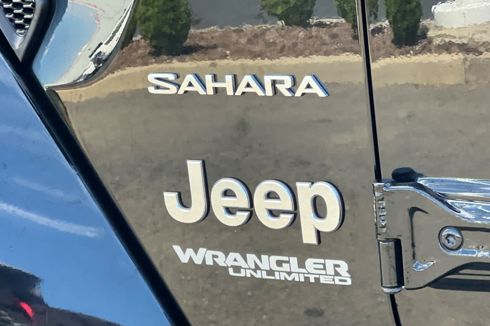 Used 2018 Jeep Wrangler Unlimited Sahara w/ Uconnect 4C Nav & Sound Group AWD/4WD image 33