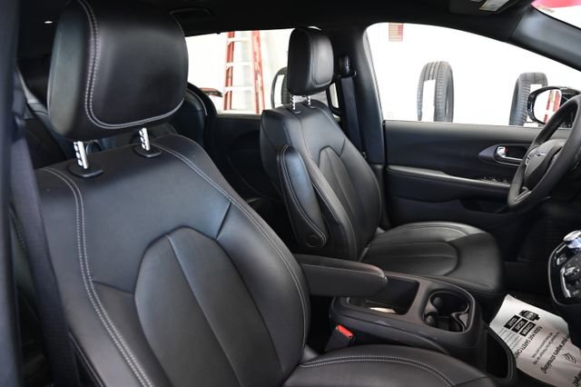 Used 2025 Chrysler Pacifica Select FWD image 9