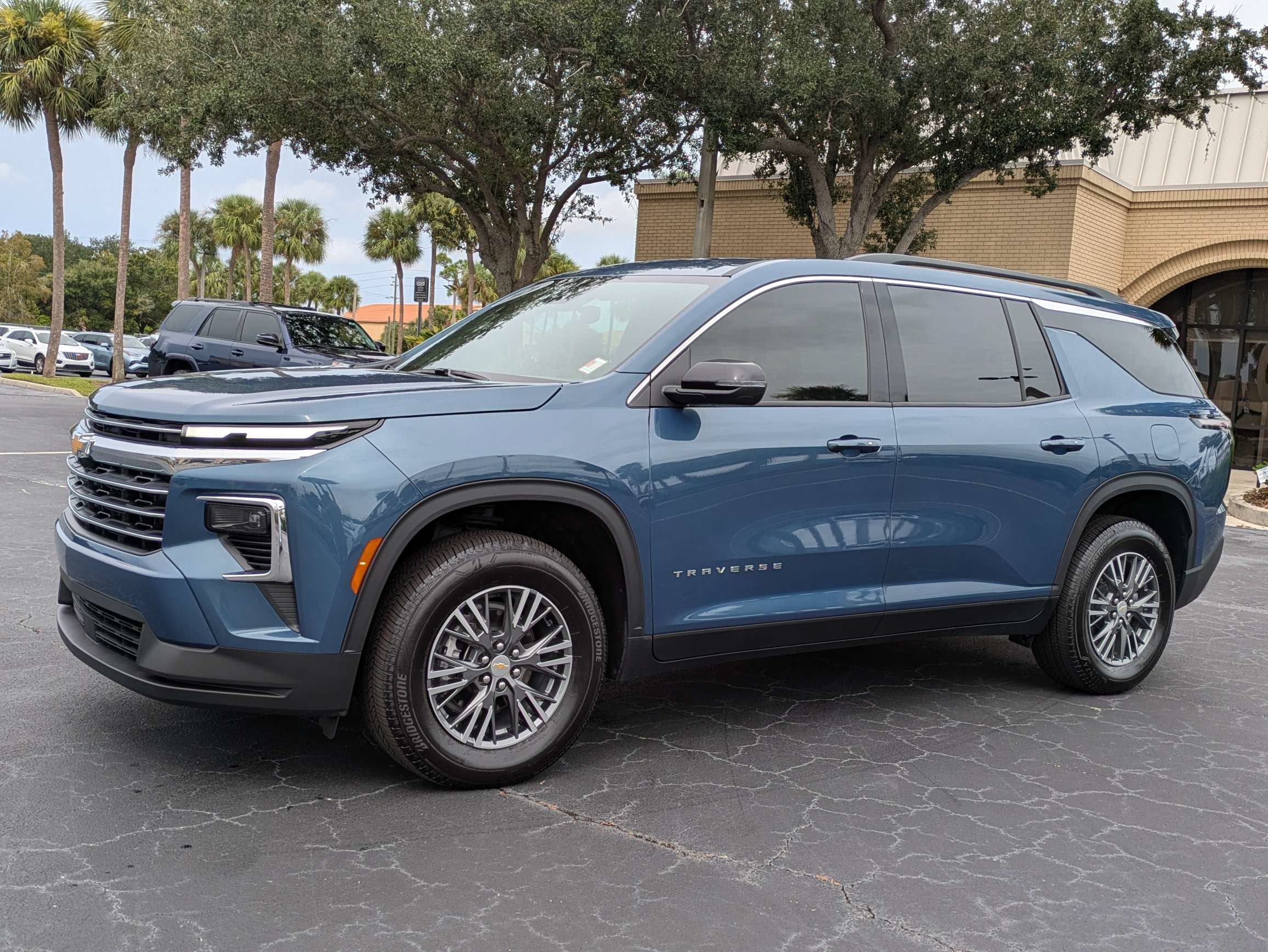 Used 2026 Chevrolet Traverse LT FWD image 2