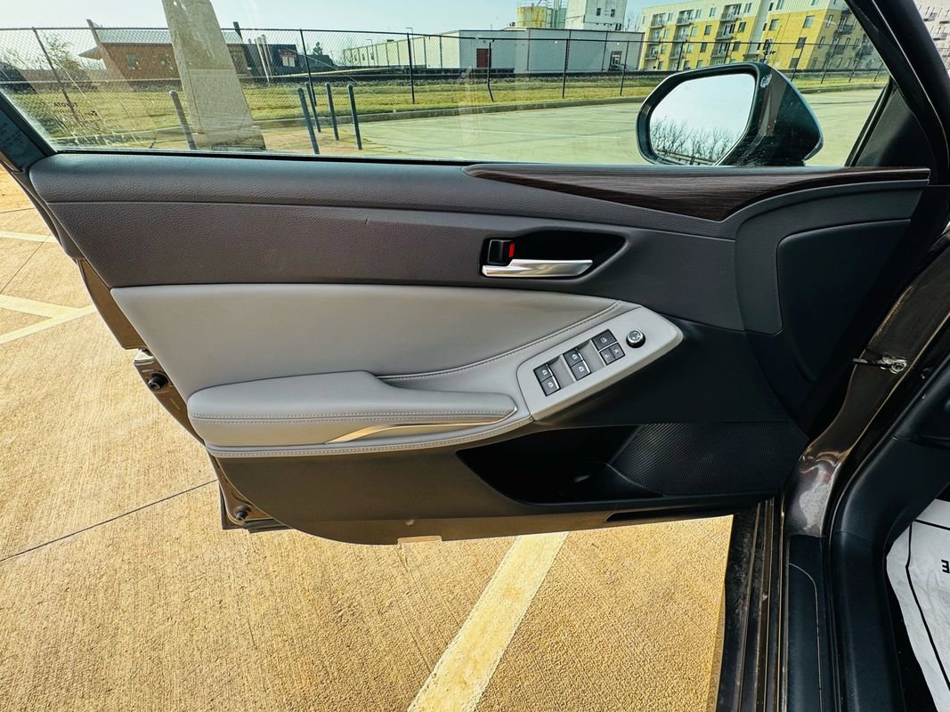 Used 2019 Toyota Avalon XLE w/ Moonroof Package image 10