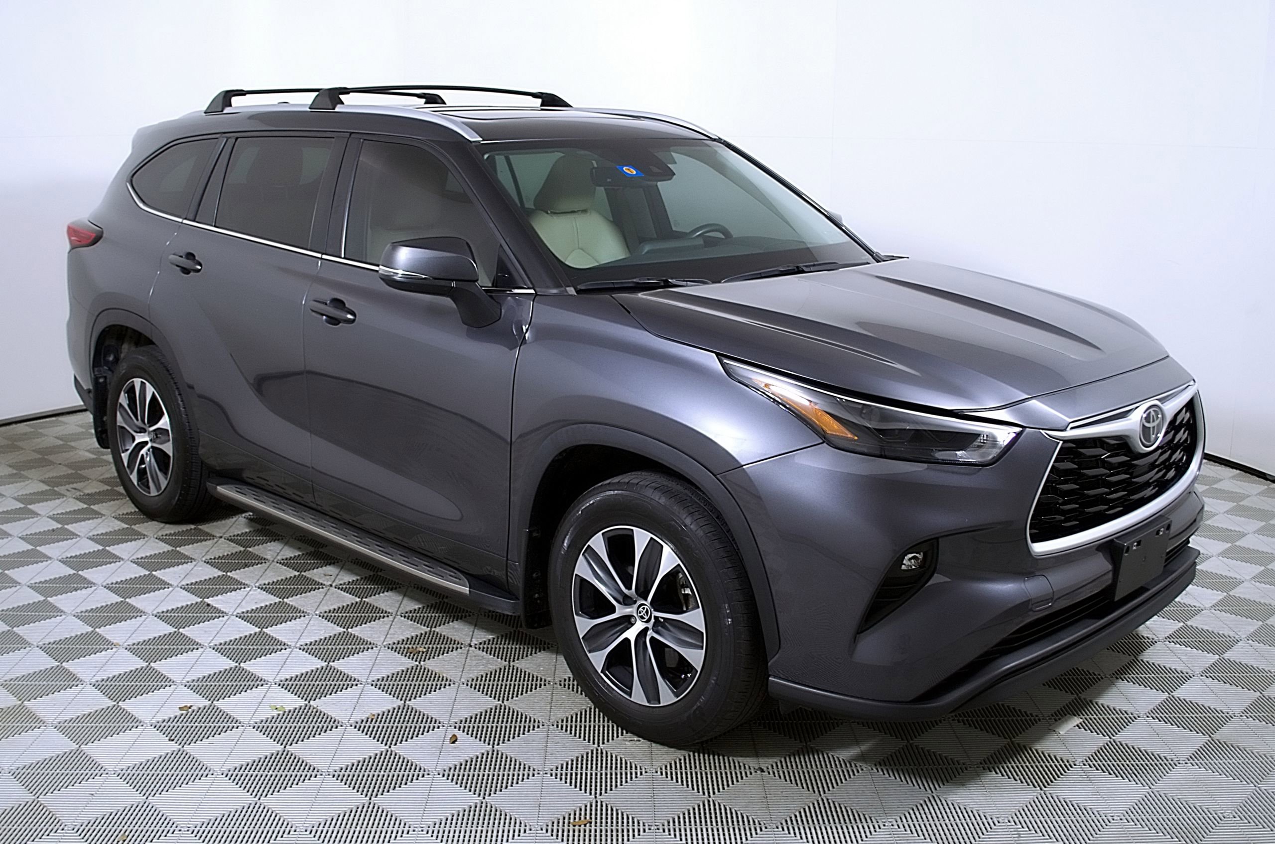 Used 2023 Toyota Highlander XLE image 6