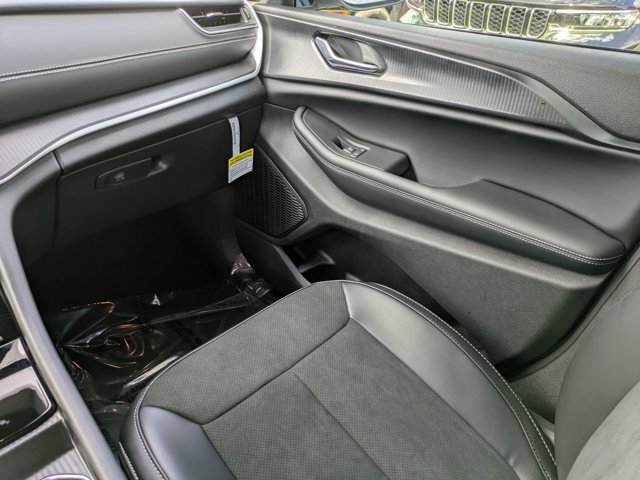 New 2025 Jeep Grand Cherokee L Laredo image 15
