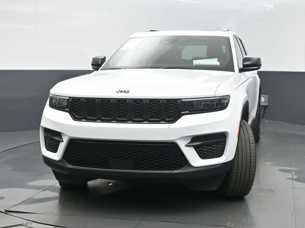 Used 2023 Jeep Grand Cherokee Altitude image 3