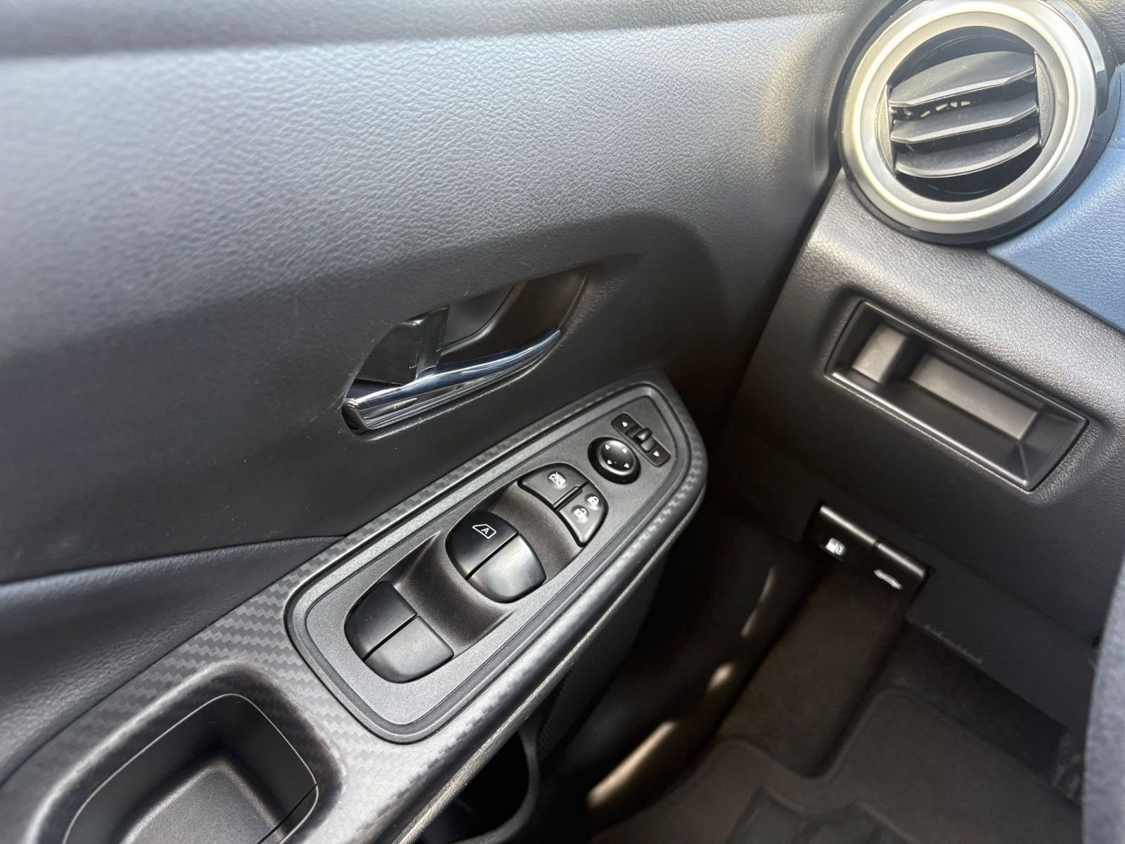 Used 2025 Nissan Versa SV image 18