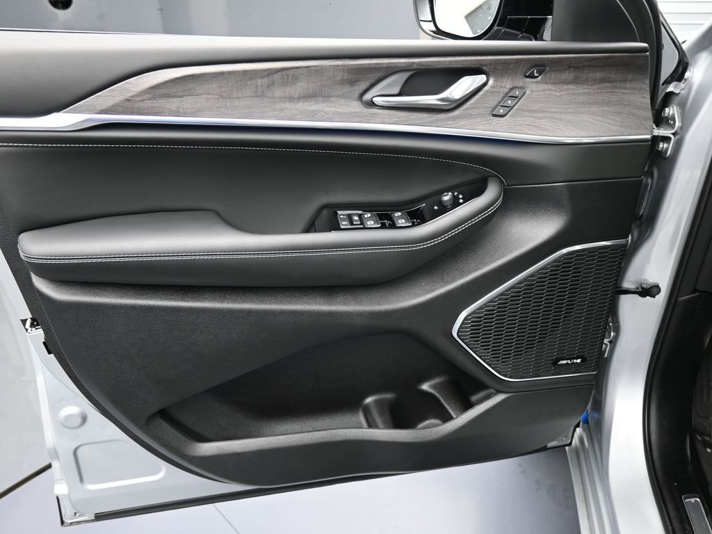 Used 2024 Jeep Grand Cherokee L Overland w/ Advanced Protech Group III image 13