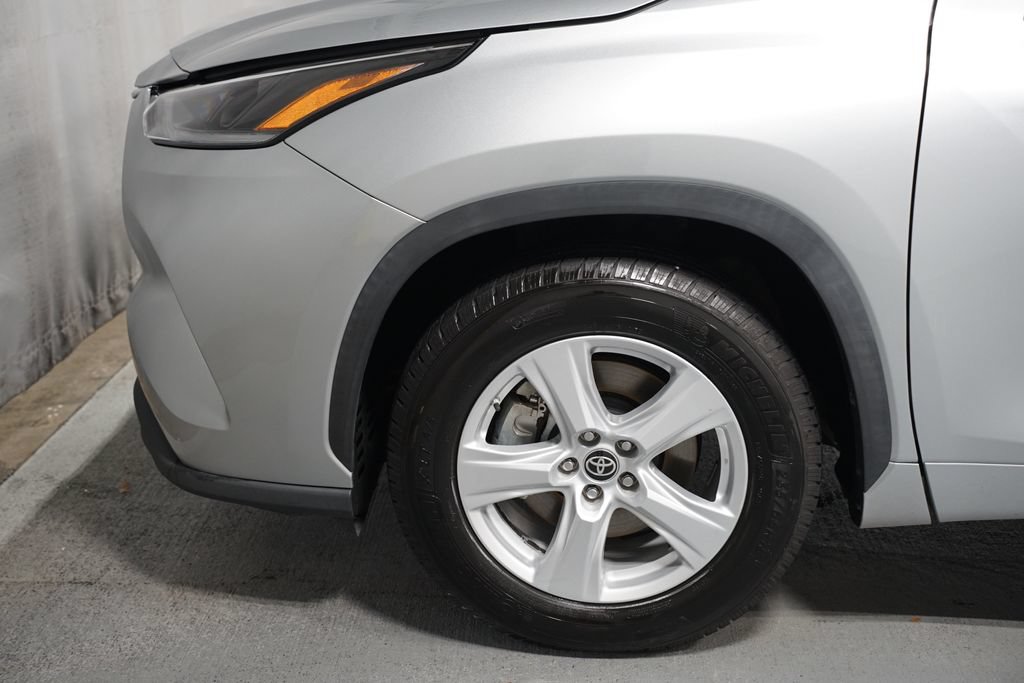 Used 2021 Toyota Highlander L FWD image 5