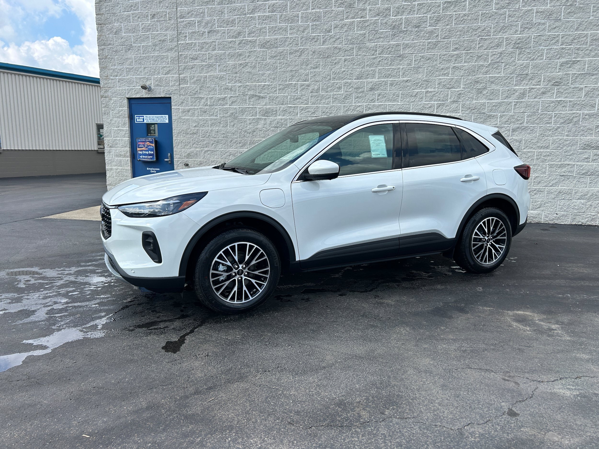New 2025 Ford Escape SE w/ PHEV Premium Package FWD image 5