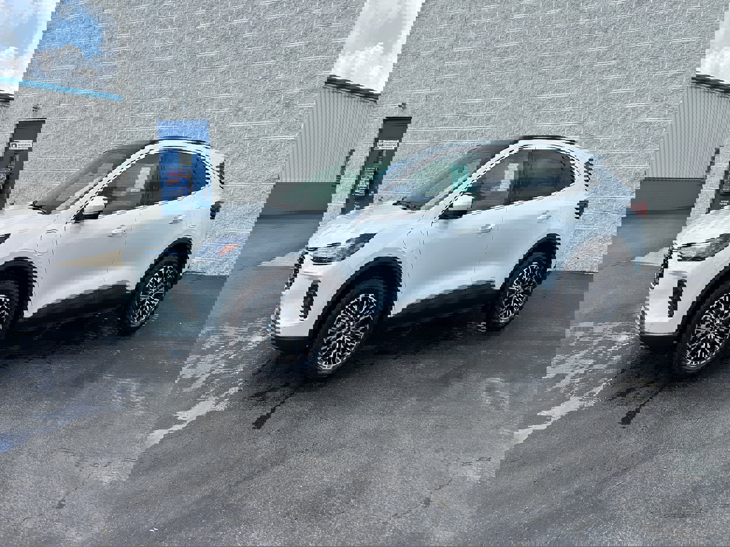 New 2025 Ford Escape SE w/ PHEV Premium Package FWD image 5