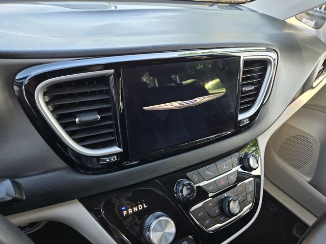 Used 2023 Chrysler Pacifica Touring-L FWD image 18