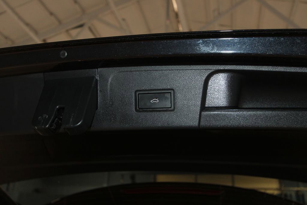 Used 2025 Volkswagen Atlas SE image 33