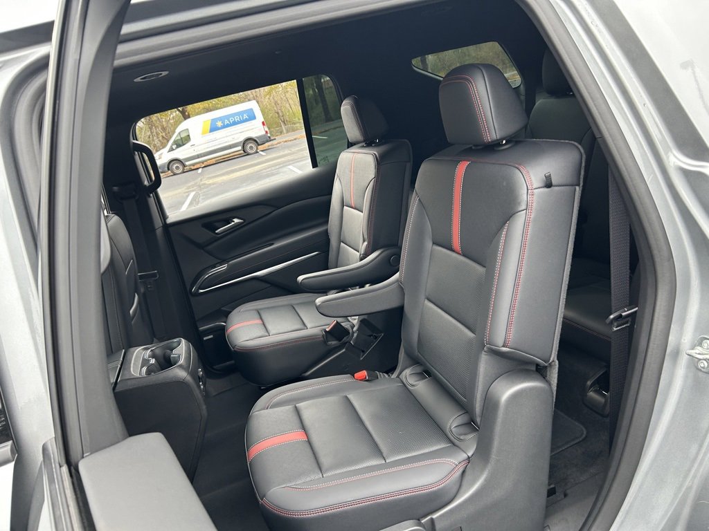 Used 2025 Chevrolet Traverse RS image 42