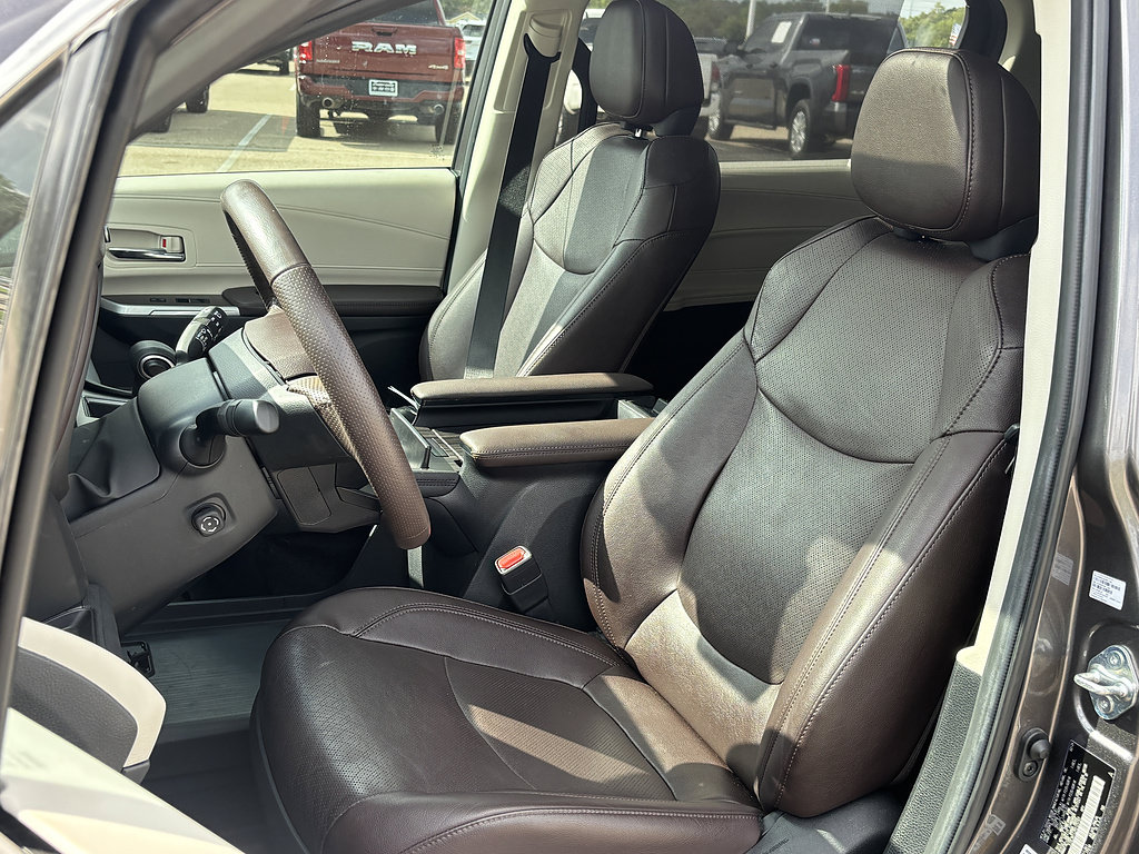Used 2024 Toyota Sienna Platinum AWD/4WD image 7