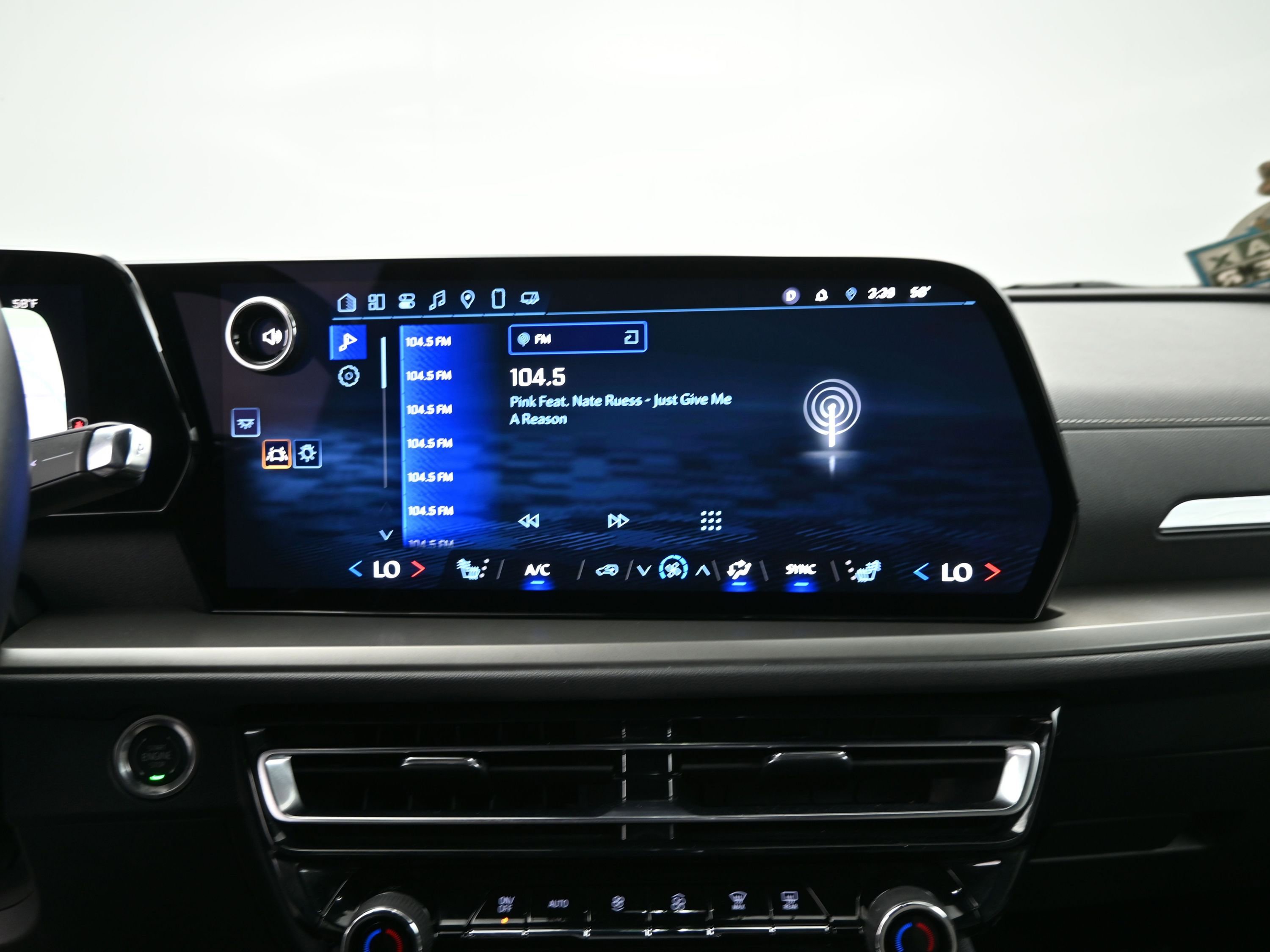 Used 2025 Chevrolet Traverse LT image 16