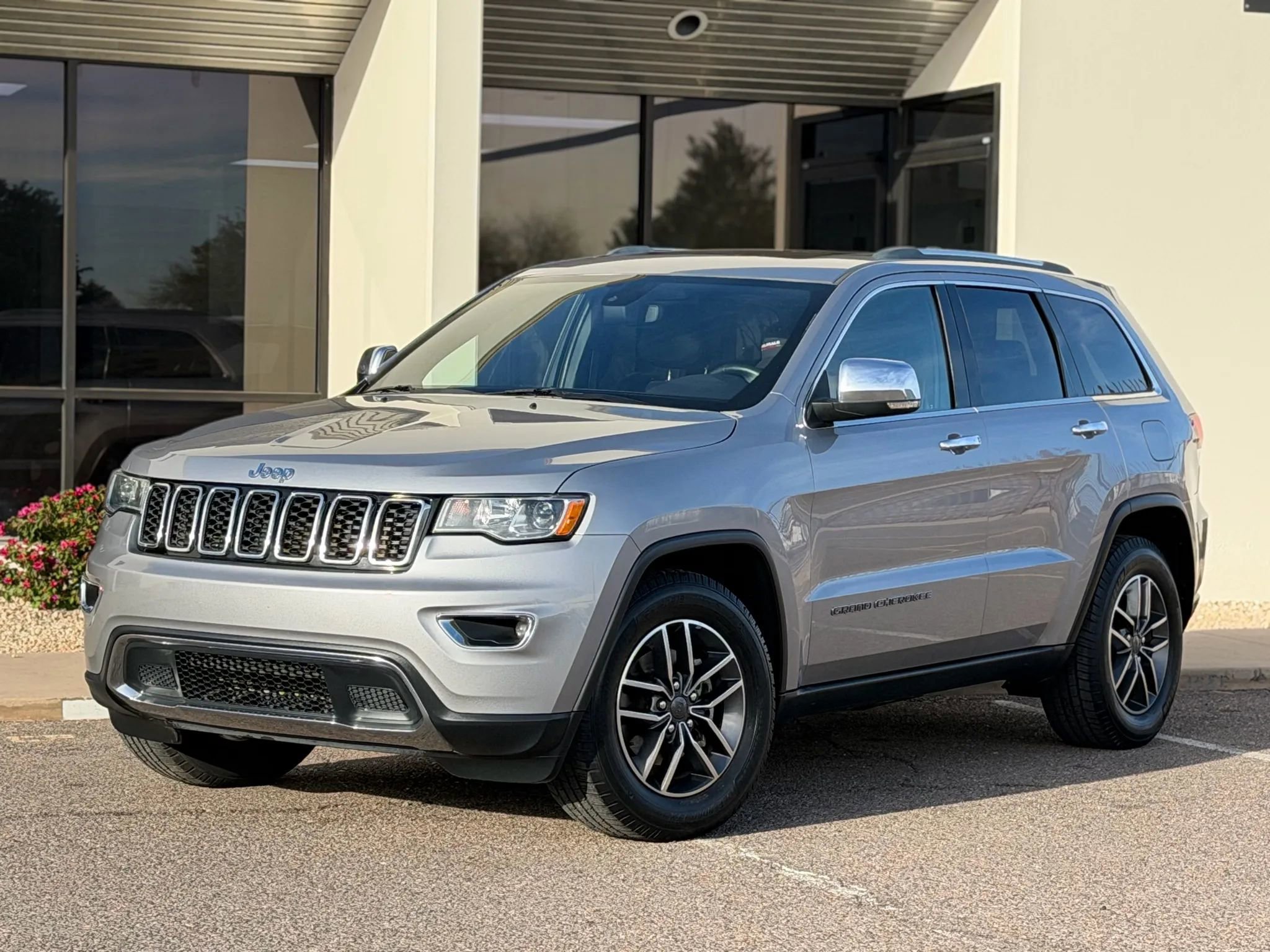 Used 2020 Jeep Grand Cherokee Limited w/ Luxury Group II image 1