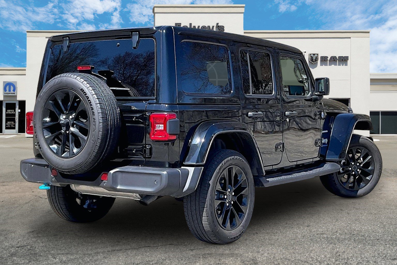 Used 2024 Jeep Wrangler Sahara w/ Technology Group image 2