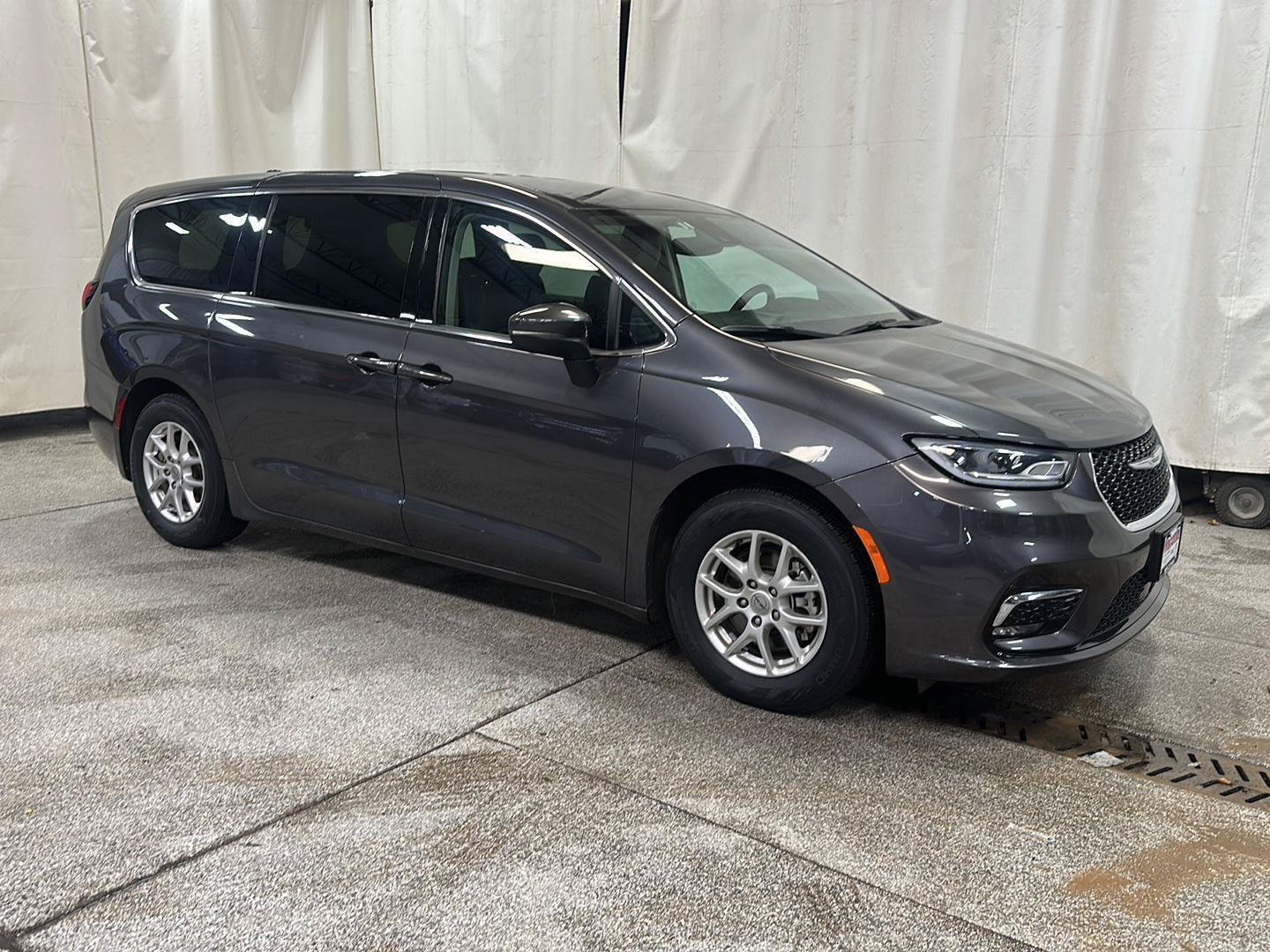 Used 2023 Chrysler Pacifica Touring-L FWD image 7