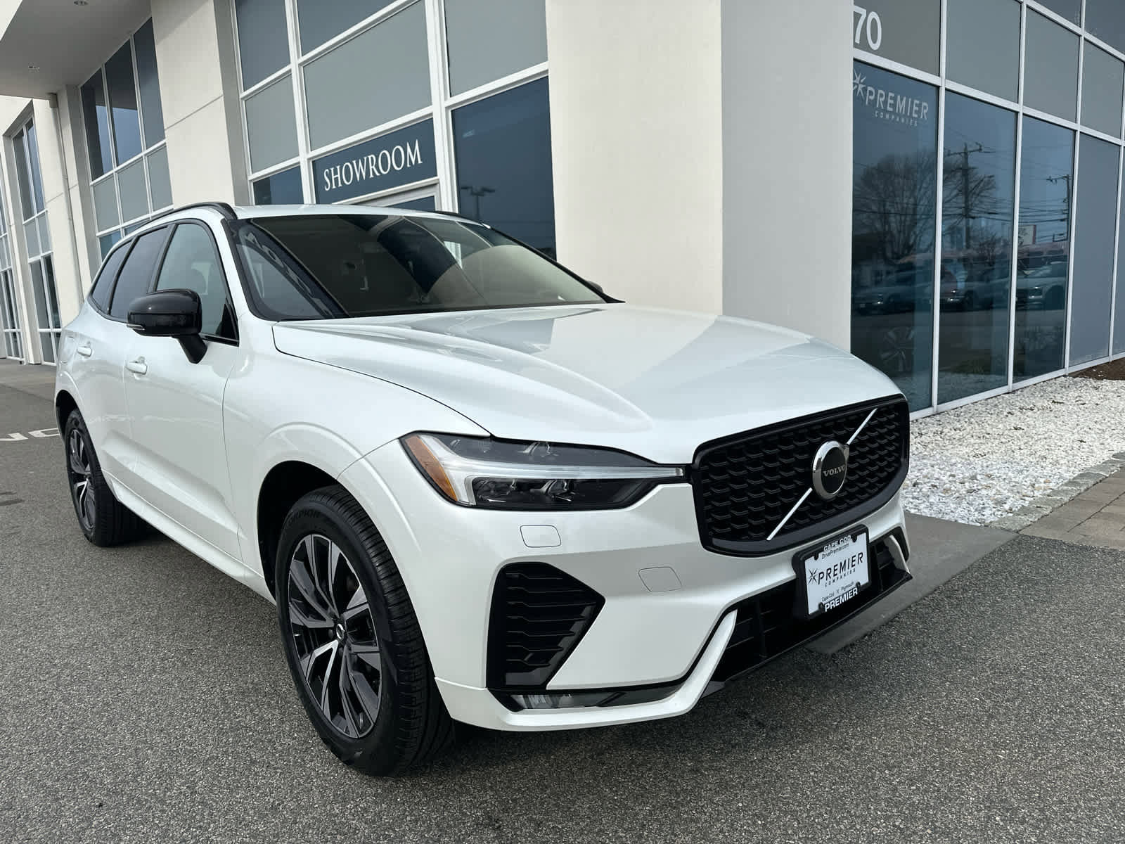 Used 2024 Volvo XC60 B5 Core w/ Protection Package Premier image 2