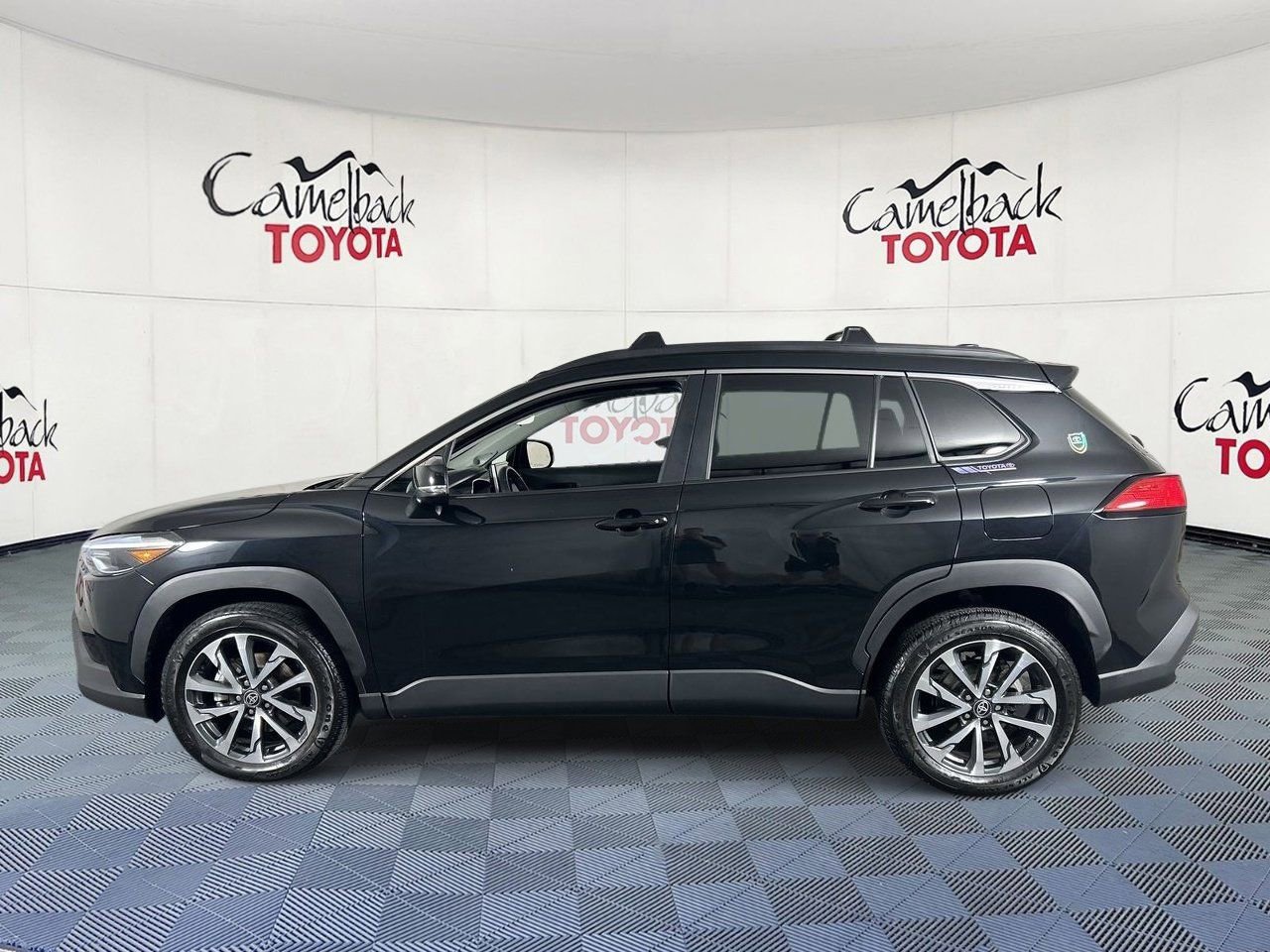 Used 2025 Toyota Corolla Cross XLE w/ Convenience Package FWD image 4