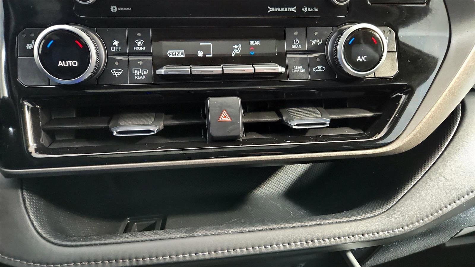 Certified 2021 Toyota Highlander XLE image 41