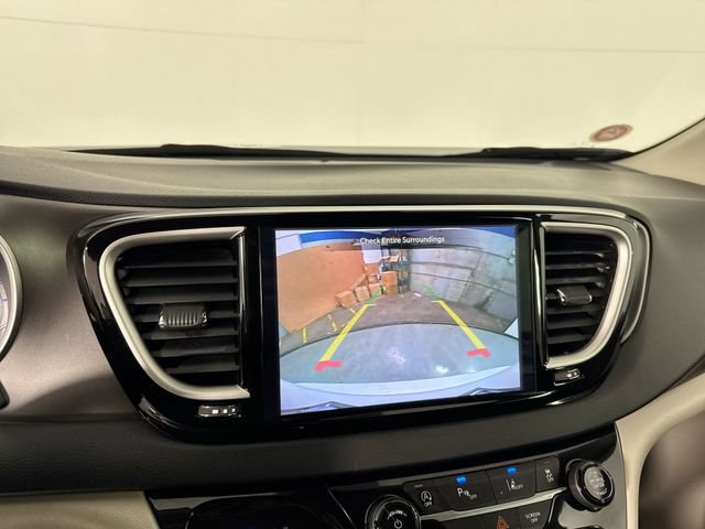 Used 2023 Chrysler Pacifica Touring-L FWD image 7