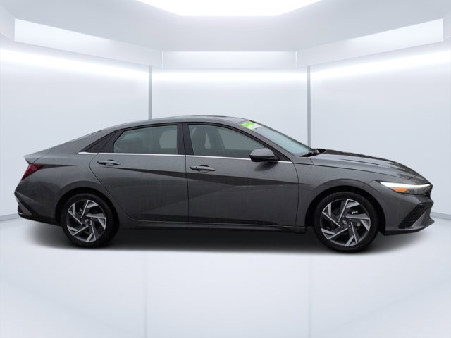 Used 2025 Hyundai Elantra SEL FWD image 2