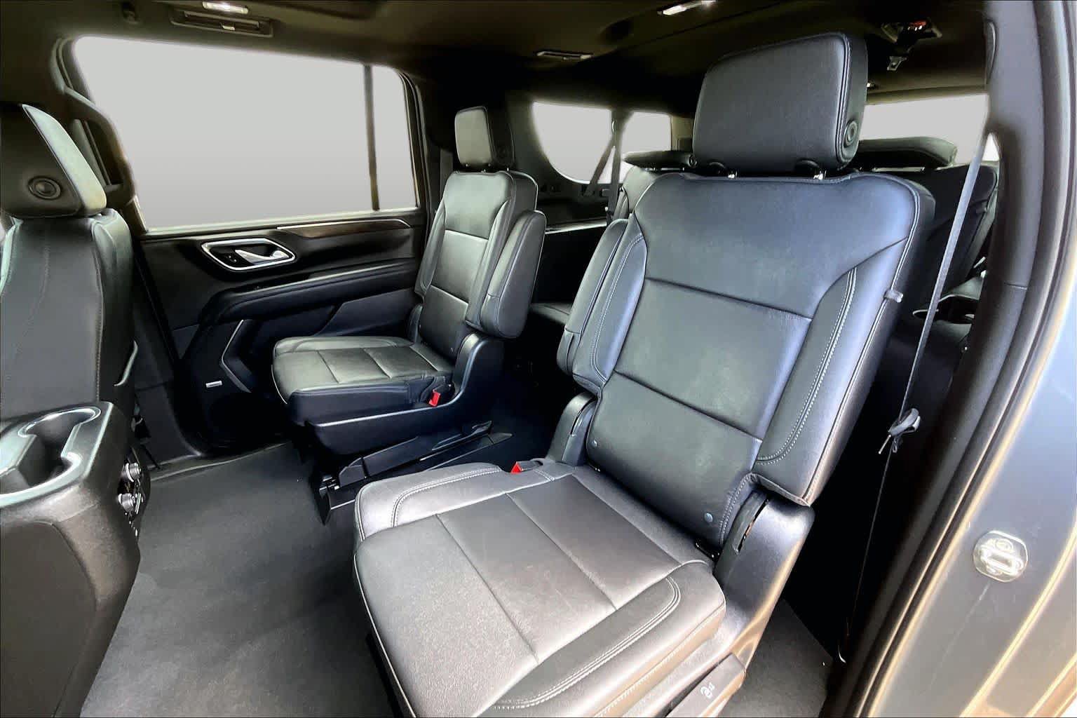 Used 2022 Chevrolet Suburban LT w/ Luxury Package RWD image 21