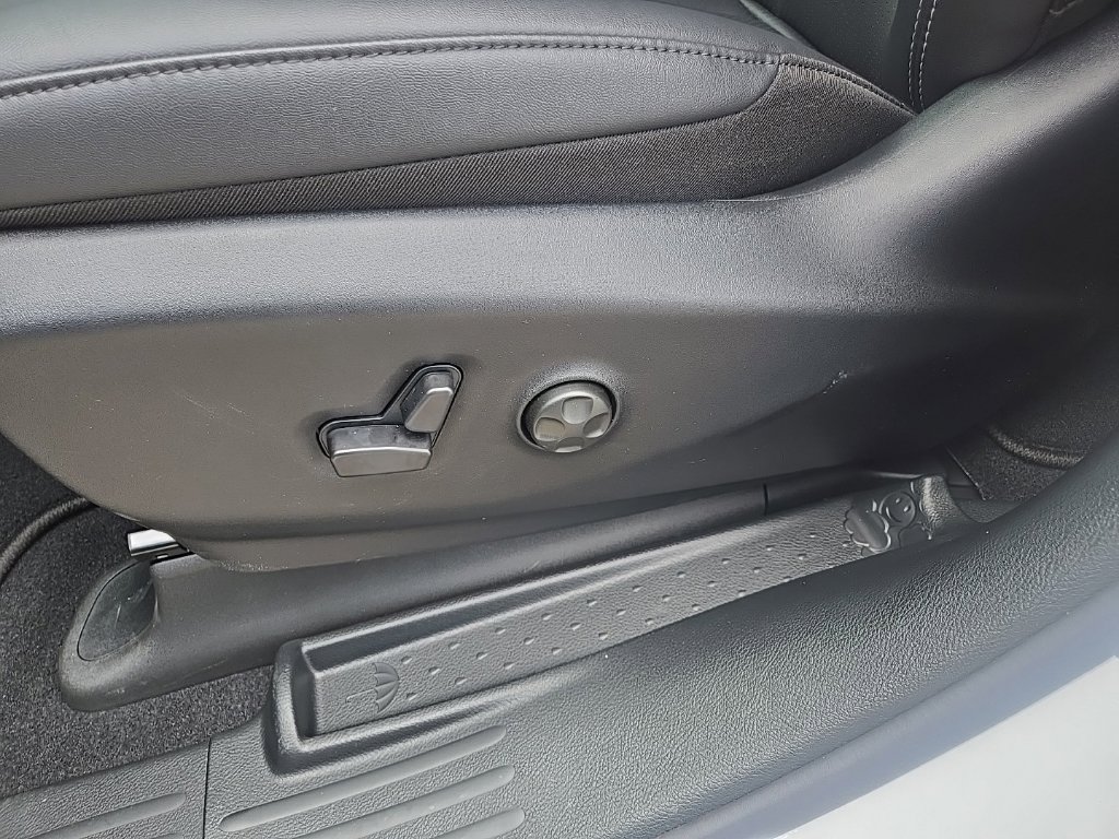 New 2027 Chrysler Pacifica Select w/ Family Tech Group FWD image 39