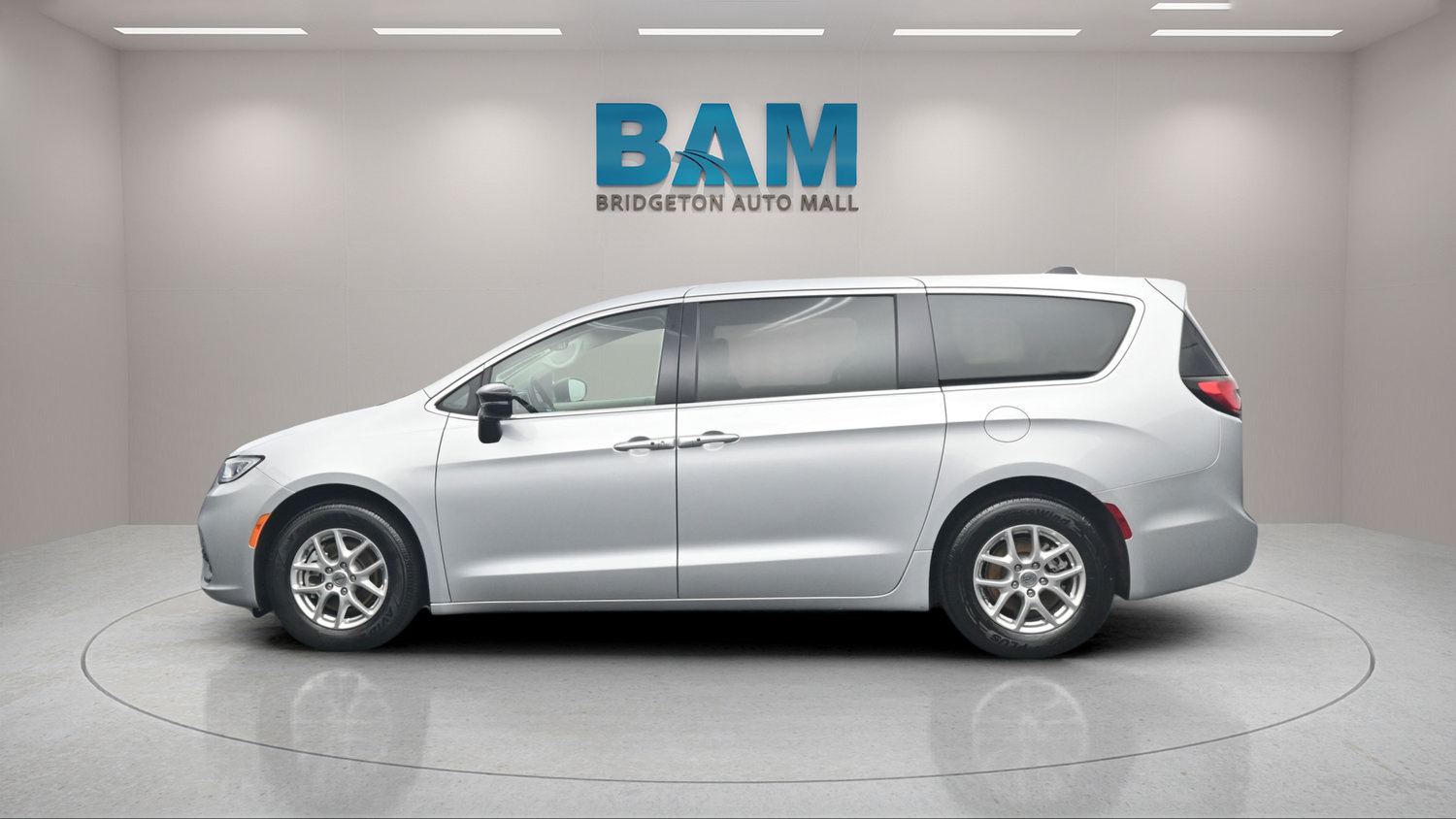 Used 2024 Chrysler Pacifica Touring-L FWD image 4