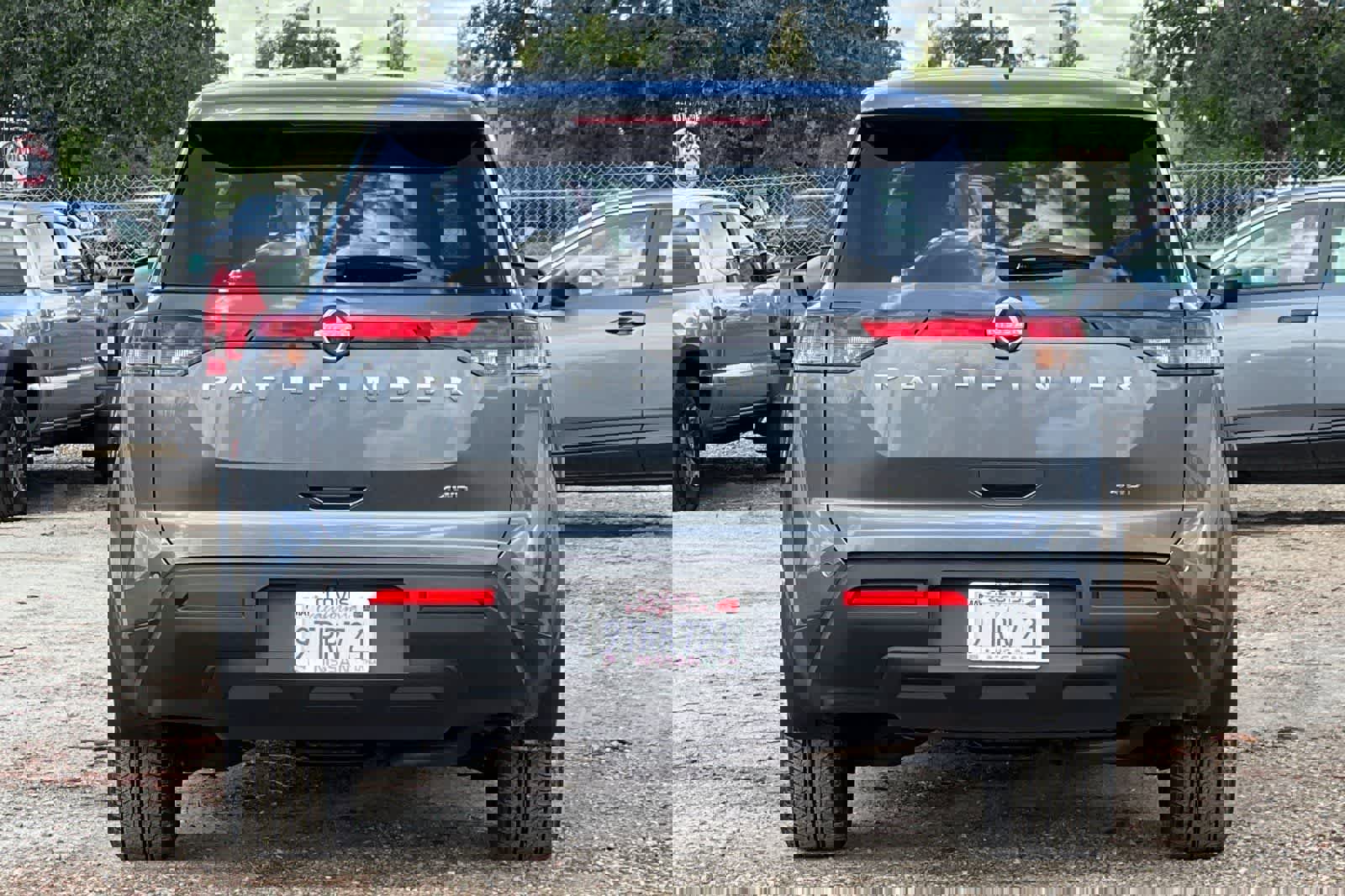 Used 2025 Nissan Pathfinder S image 8