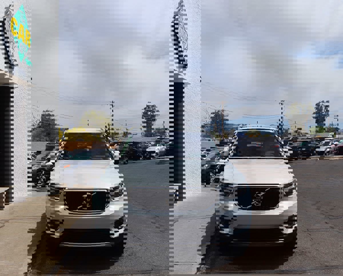 Used 2022 Volvo XC40 T4 Momentum image 11