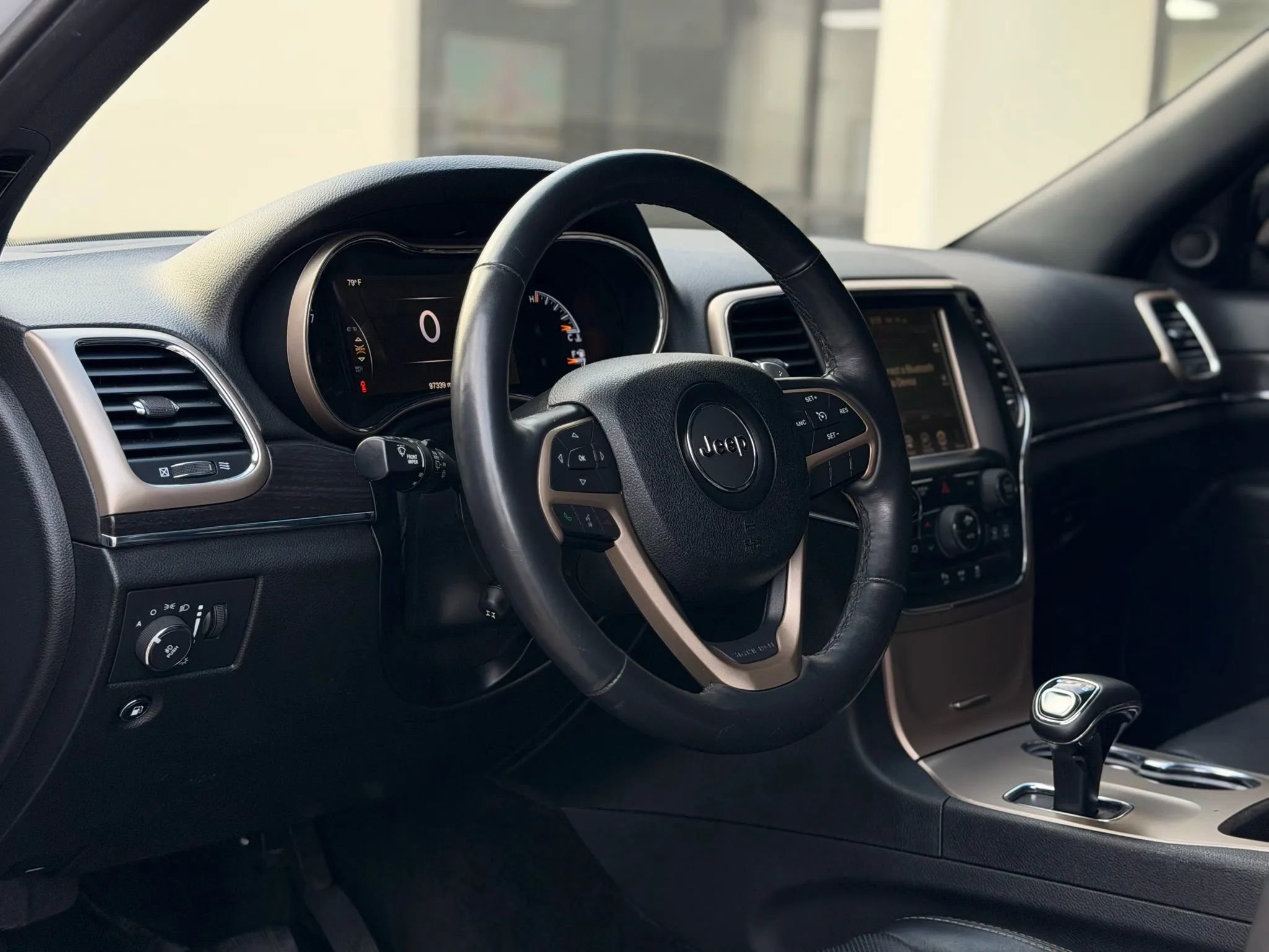 Used 2015 Jeep Grand Cherokee Limited w/ Luxury Group II image 11