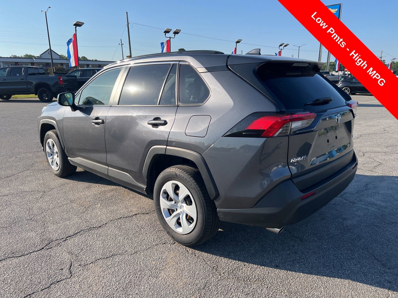 Used 2020 Toyota RAV4 LE FWD image 3