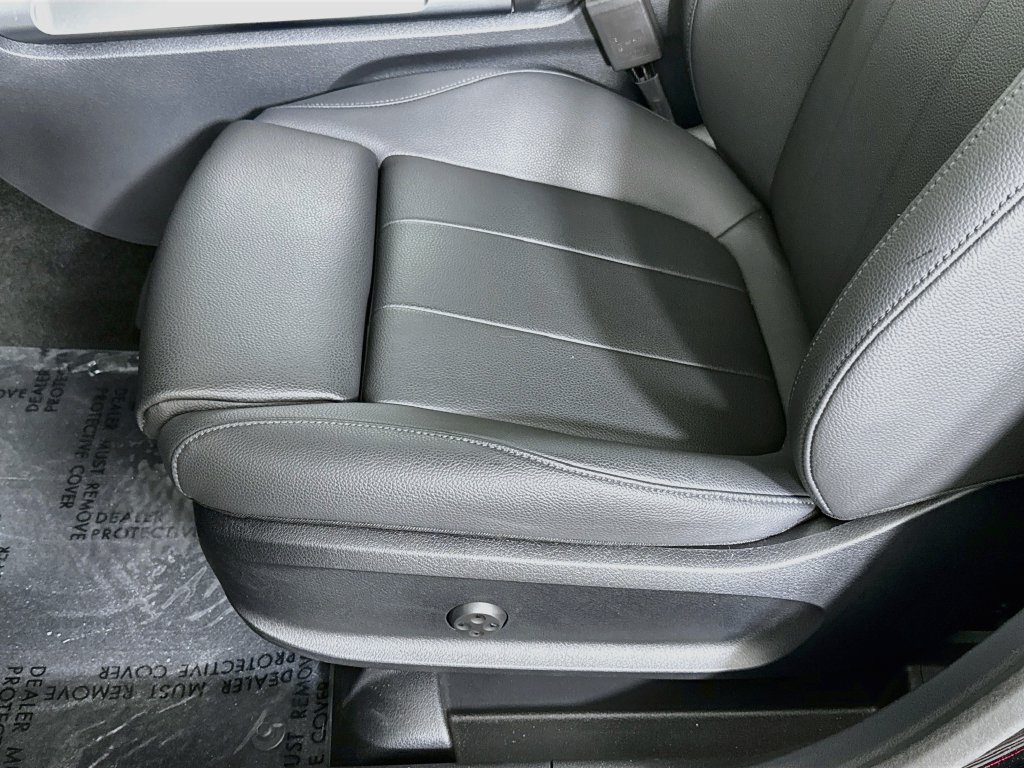 Used 2025 Mercedes-Benz GLB 250 4MATIC w/ Winter Package image 18