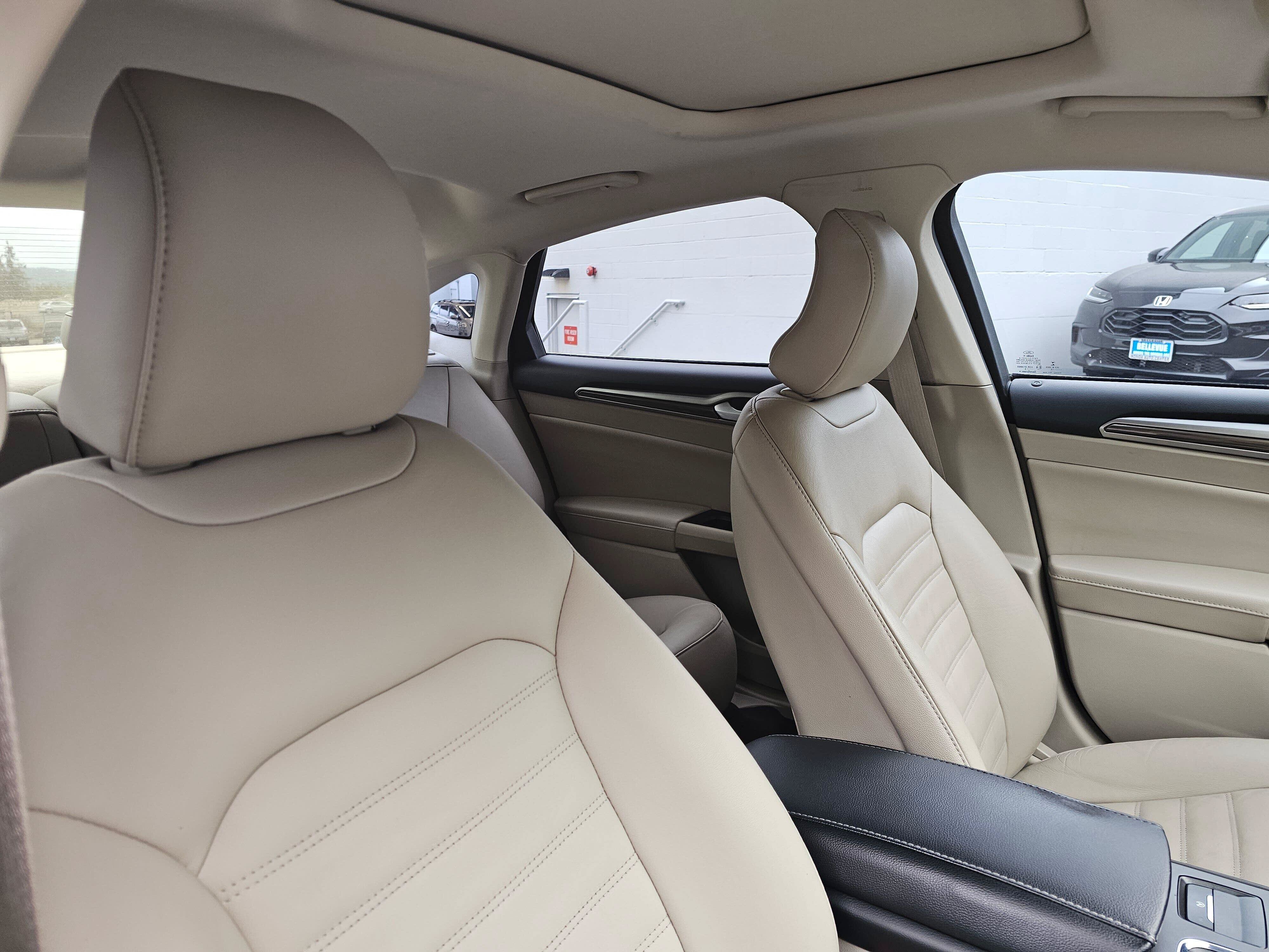 Used 2018 Ford Fusion SE w/ Fusion SE Technology Package FWD image 11