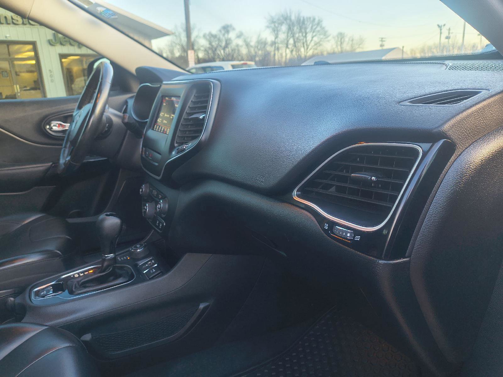 Used 2020 Jeep Cherokee Latitude Plus image 31