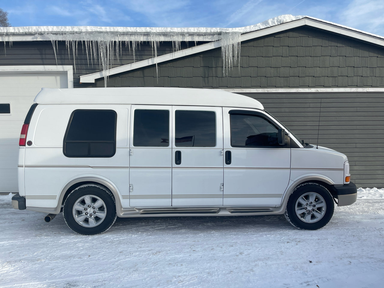 Used 2011 Chevrolet Express 1500 image 3