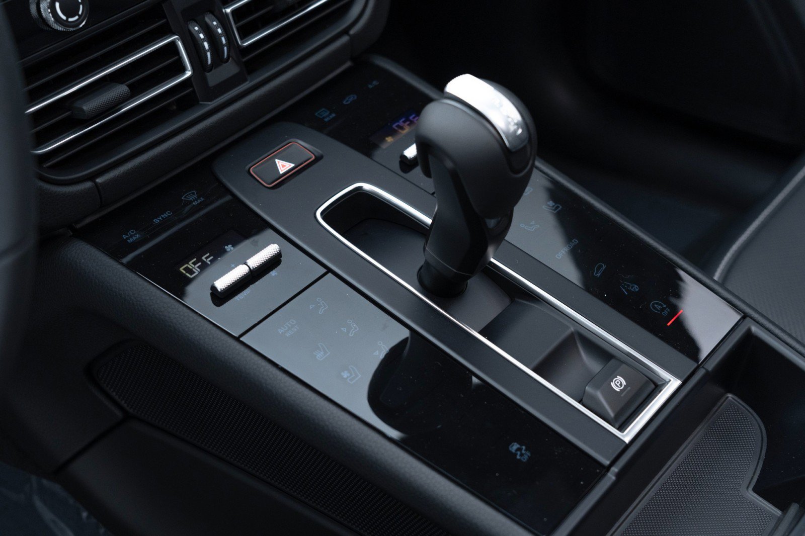 Certified 2025 Porsche Macan AWD/4WD image 27