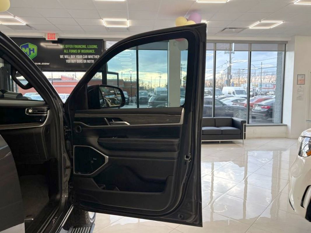 Used 2022 Jeep Wagoneer Series III w/ Premium Group I AWD/4WD image 40