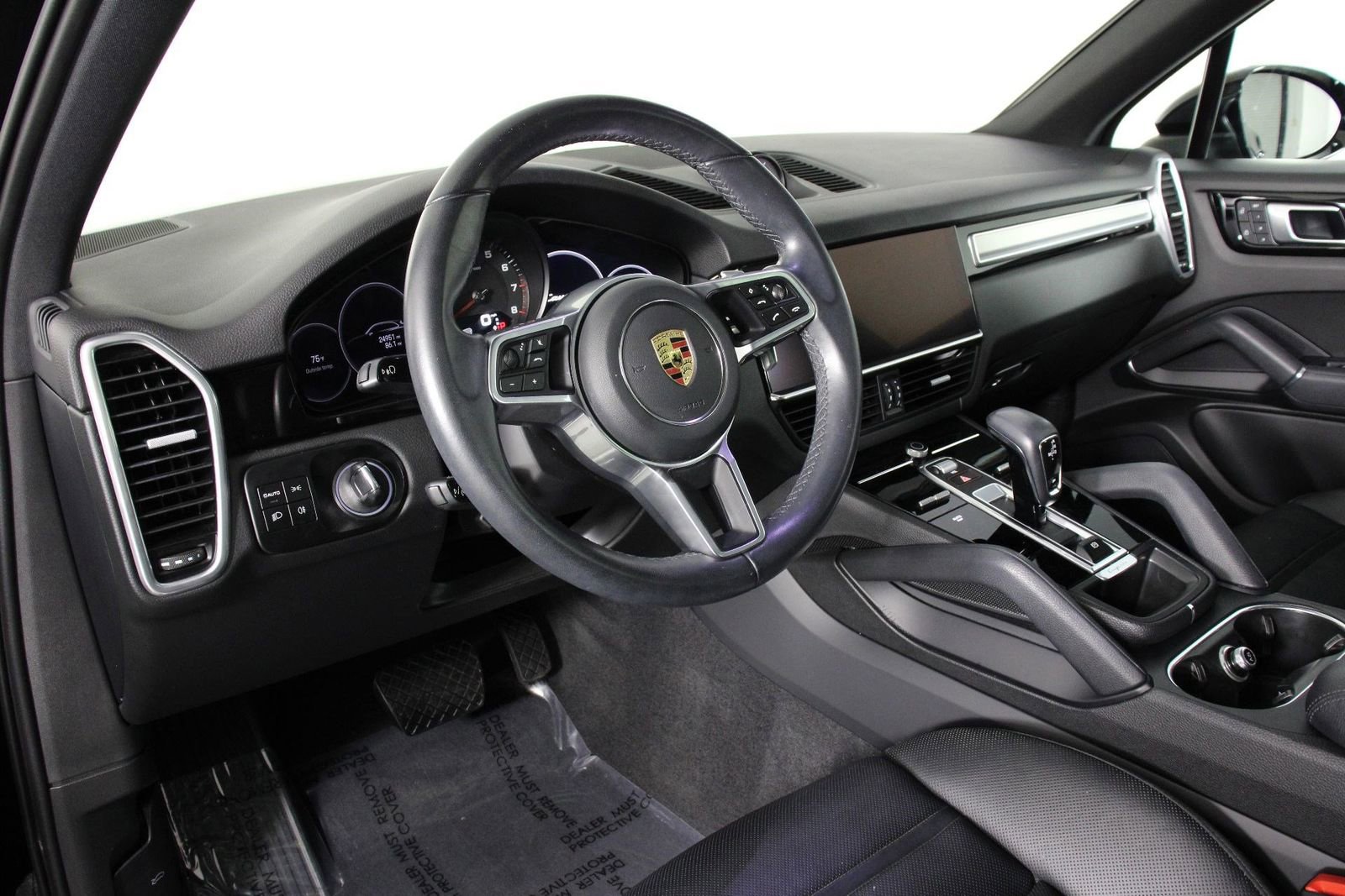 Certified 2023 Porsche Cayenne Platinum Edition image 4